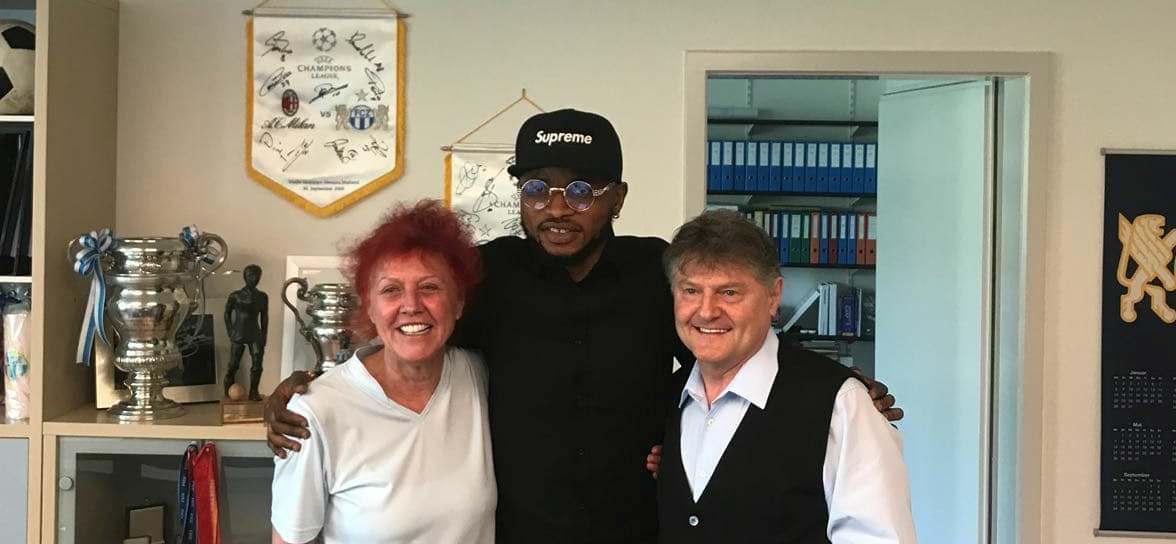 "Umaru Bangura with Club's President and owner Angelo and Heliana Canepa"