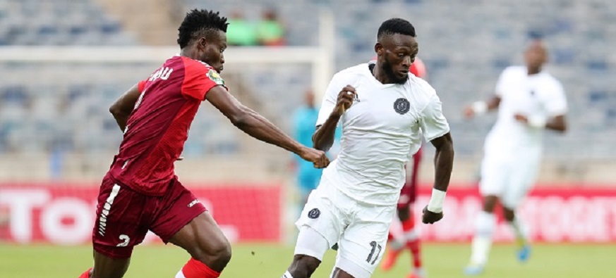 Augustine Mulenga of Orlando Pirates challenged by Hudu Yakubu of Horoya during the 2019 TOTAL CAF Champions League match between Orlando Pirates and Horoya at the Orlando Stadium, Soweto on the 18 January 2019 ©Muzi Ntombela/BackpagePix