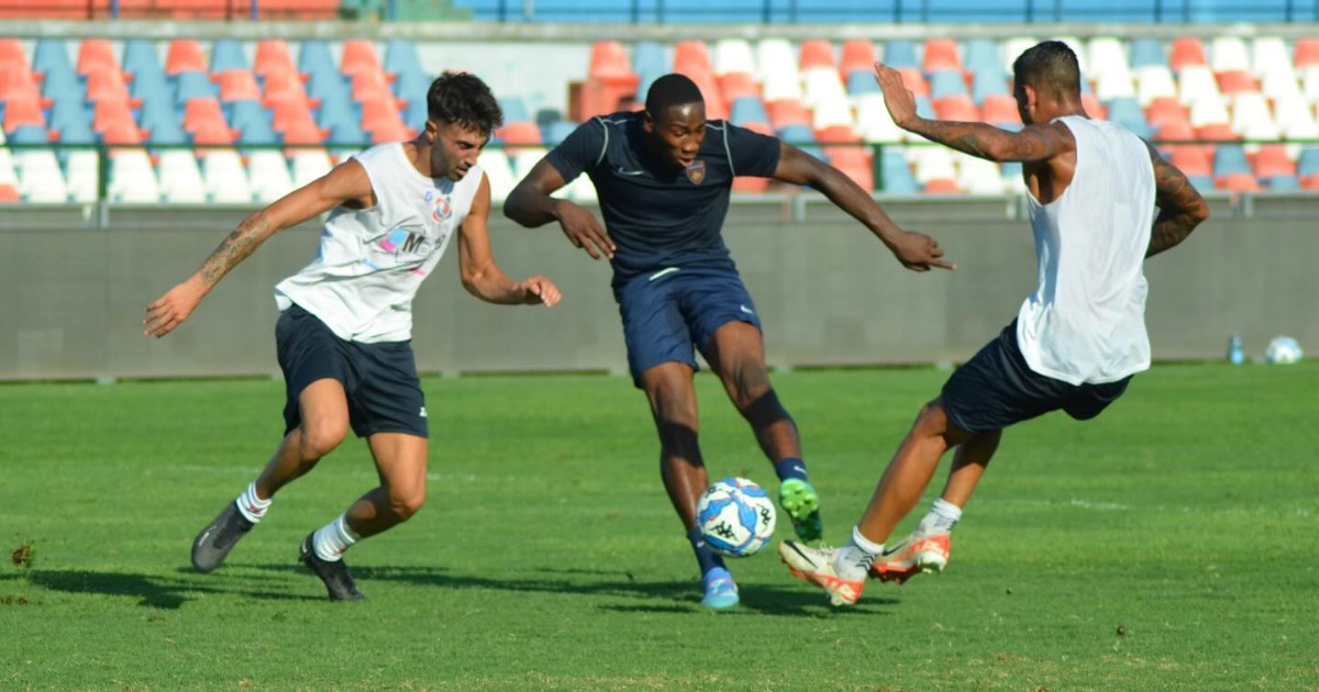 The Italian Serie B team Cosenza Calcio has signed Sierra Leone-born Mohamed Sanhoh on loan from VfB Stuttgart in Germany.