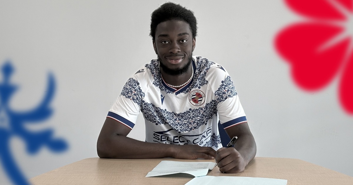 Defender Abraham Kanu signs new Reading deal